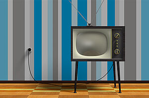 Ein Fernsehgerät aus den 60er Jahren vor einer gestreiften Tapete