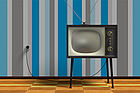 Ein Fernsehgerät aus den 60er Jahren vor einer gestreiften Tapete