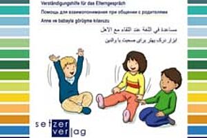 Auf dem Titelbild des Kita-Tip sind spielende Kinder. Der Verlag stellt Vorlagen für die Kita auf Deutsch, Russisch, Türkisch, Arabisch und Farsi zur Verfügung. 